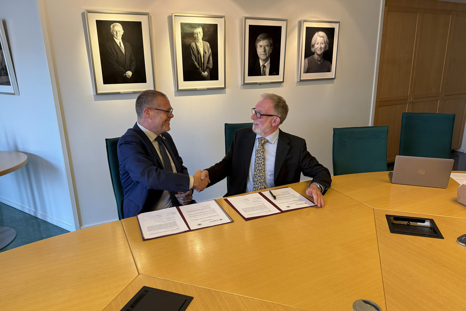Dette1.jpg To personer gir hverandre et håndtrykk.