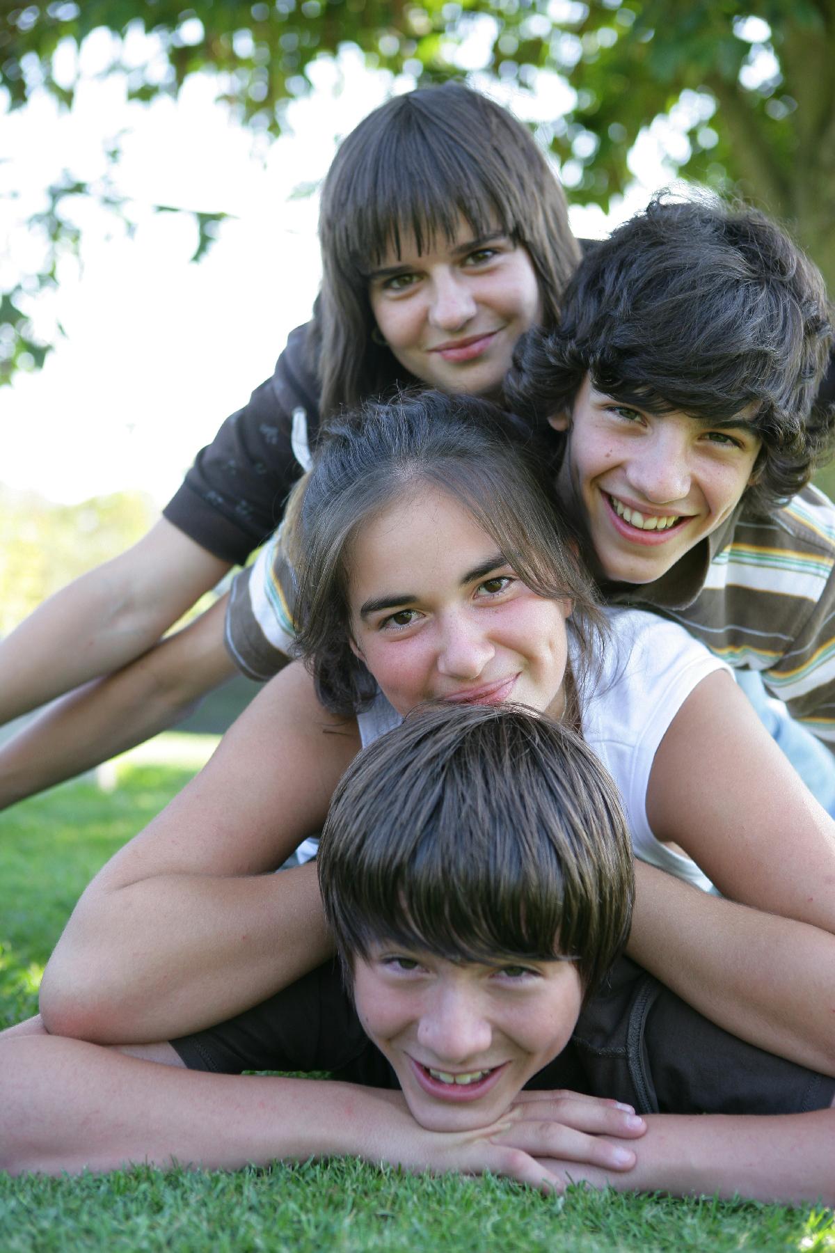 mp2821049-teenagers-in-the-park-together.jpg Ungdommer smiler til kamera