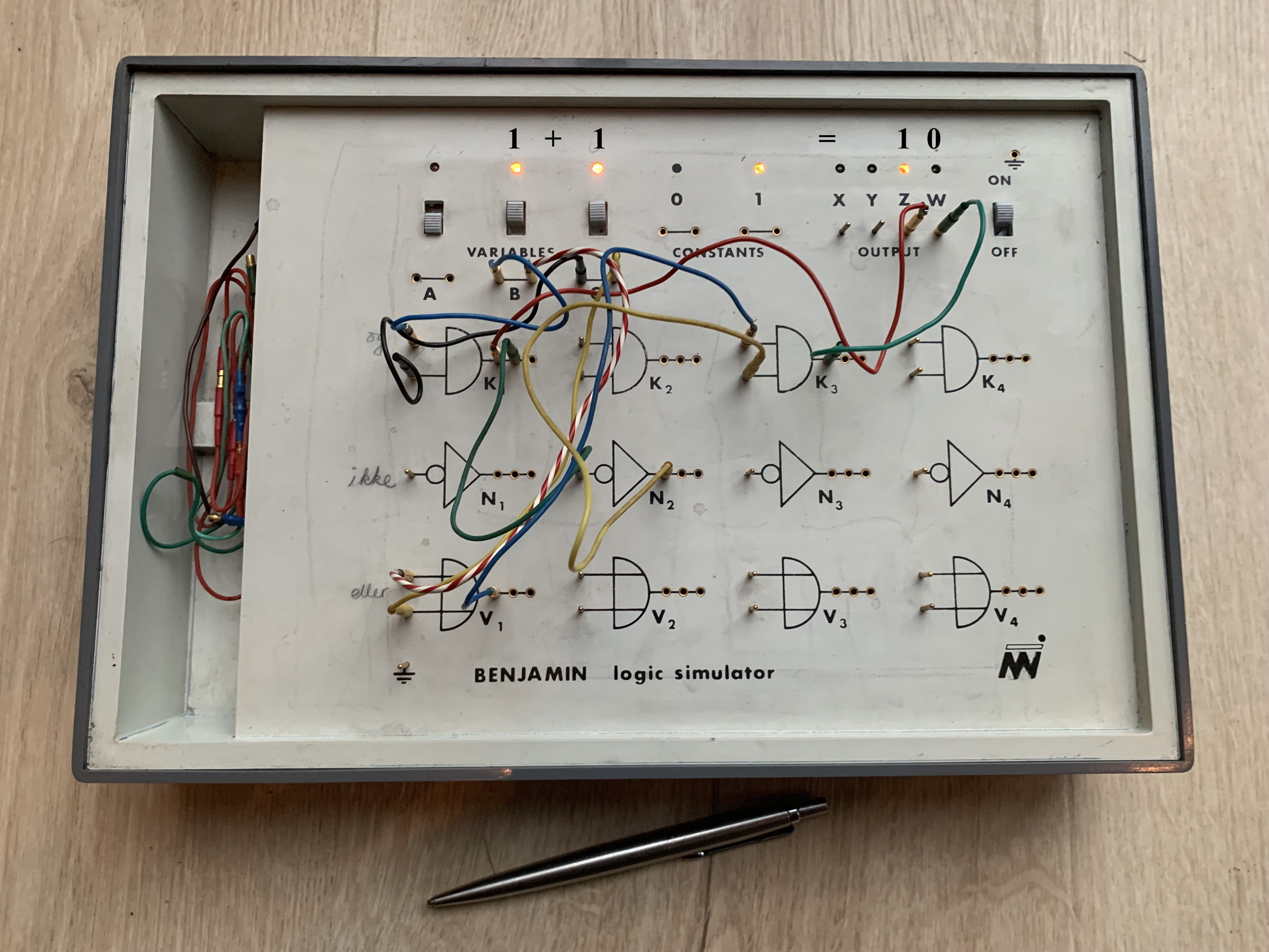 Et bilde som inneholder tekst, håndskrift, elektronikk