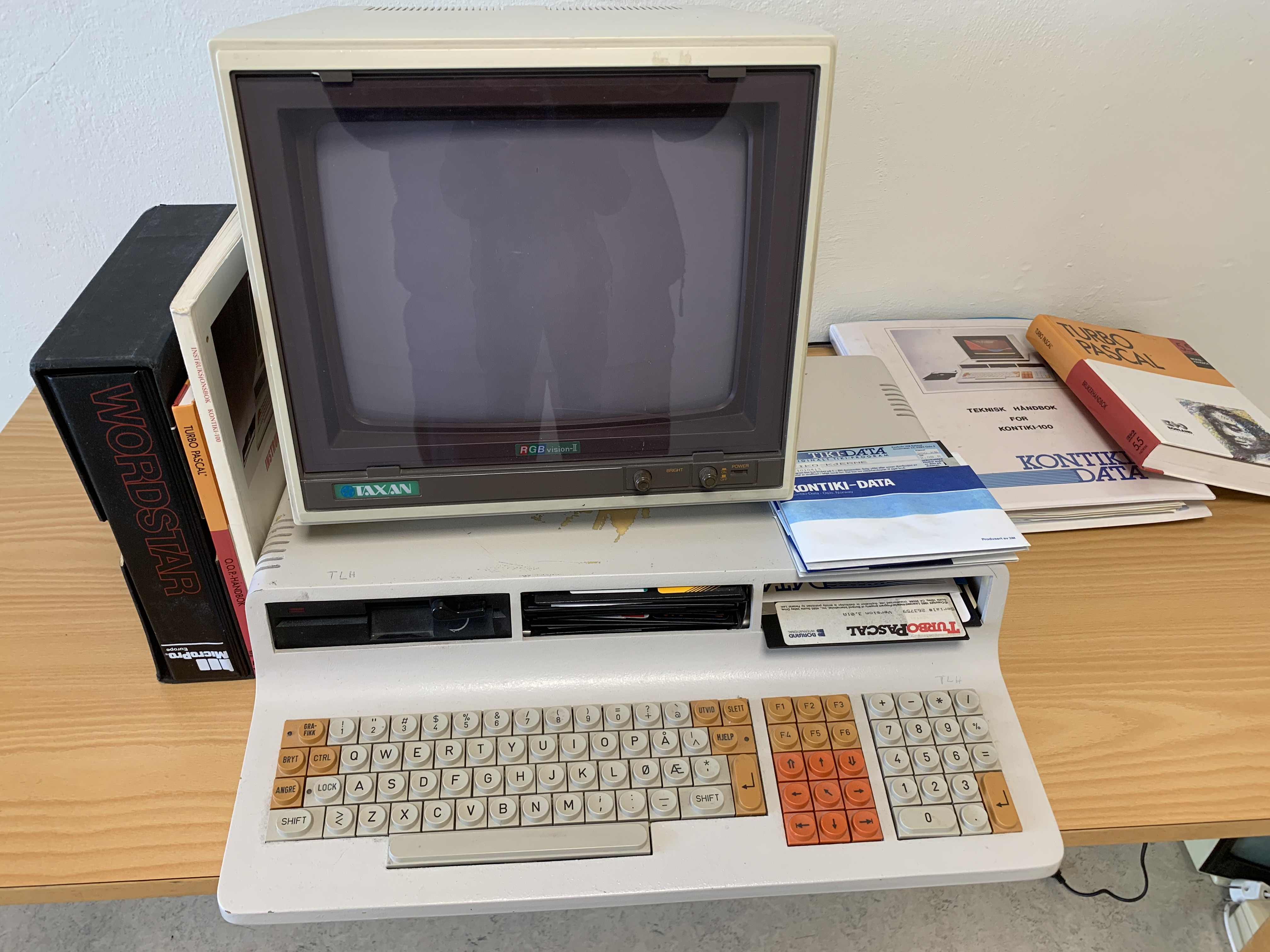 Et bilde som inneholder tekst, innendørs, Utgangsenhet, Elektronisk anordning

KI-generert innhold kan være feil.